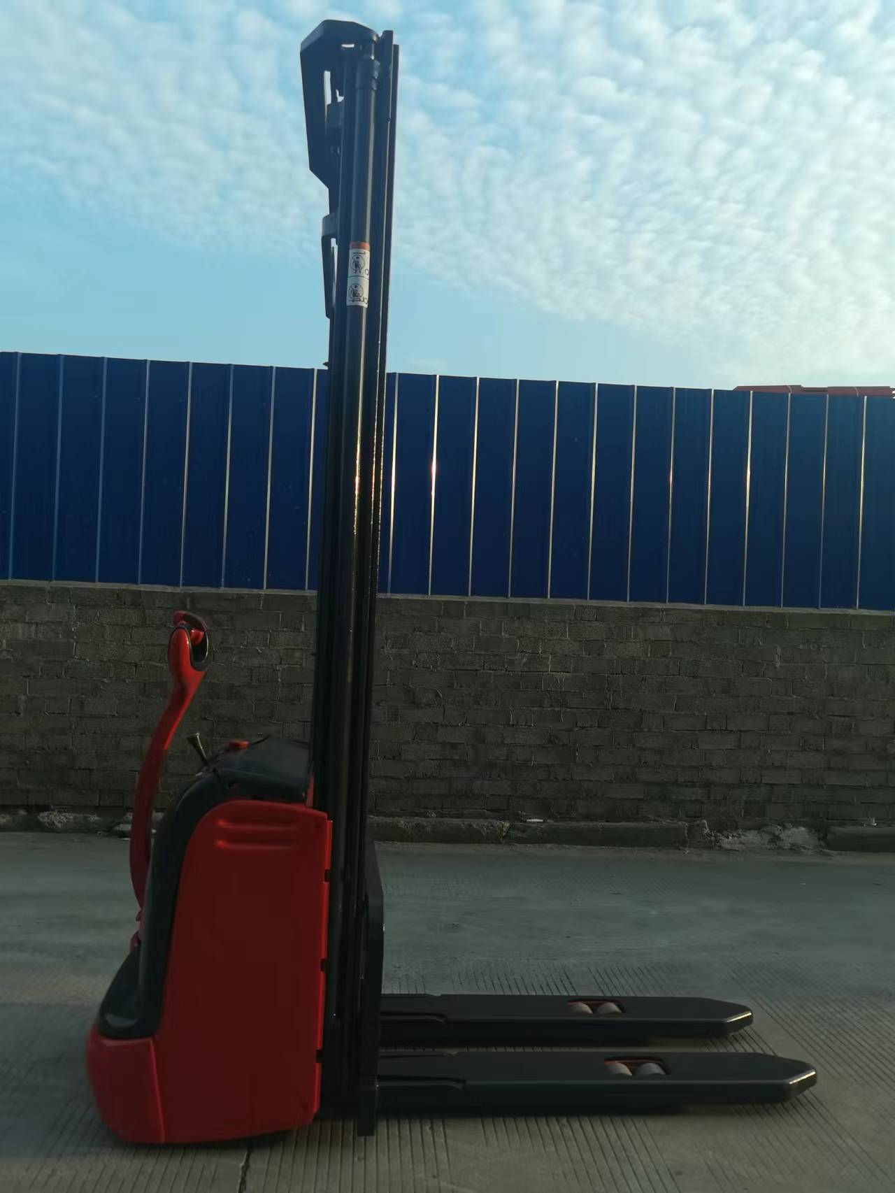 林德長手柄步行式堆高高&mdash;1.2噸